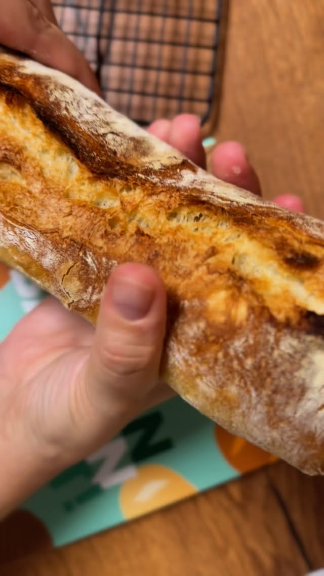 (GEWINNSPIEL BEENDET) Morgen am 25.9.25 erscheint „Kneten, Backen, Gut!“ von @ploetzblog im @ulmerverlag 🎉

Das Backbuch zeigt, wie einfach Backen mit Hefe und Sauerteig sein kann: Ohne Profiequipment und ohne Waage! Viele der Brot- und Brötchenrezepte sind sogar vegan, andere kann man easy veganisieren. Das beste ist: Zu jedem Rezept gibt es ein passendes Video, das den Knet- und Formvorgang nochmal besser visualisiert.

Ich habe das „Great Baguette“ nachgebacken im 1-Tages-Zeitplan. Alternativ hätte ich es auch über Nacht im Kühlschrank ruhen lassen können. Ich habe mittags den Teig angesetzt und hatte am Abend dann meine fertigen Baguettes. Dazu habe ich den Kokos-Kichererbsen-Eintopf aus meinem Kochbuch „Ganz locker vegan kochen“ serviert. 

Ihr könnt 3 Buchpakete gewinnen! Bestehend aus dem Backbuch „Kneten, Backen Gut!“ und meinem Kochbuch „Ganz locker vegan kochen“

Teilnahmebedingungen: ✔ Folge mir @pflanzlichgesund und @ploetzblog  ✔ Like diesen Beitrag ✔ Kommentiere, ob du Team Hefe oder Team Sauerteig bist, wenn es ums Brotbacken geht.

📅 Teilnahmeschluss: 05.10.2025 um 23:59 Uhr
 🏆 Die 3 Gewinner*innen werden hier am 06.10. in den Kommentaren benachrichtigt. Der Versand der Buchpakete erfolgt durch den Ulmer Verlag.

Dieses Gewinnspiel steht in keiner Verbindung zu Instagram/Meta. Der Rechtsweg ist ausgeschlossen. Viel Glück! 🍀 

Anzeige, unbezahlt

#gewinnspiel #verlosung #giveaway #buchverlosung #buchpaket #kochbuch #backbuch #einfachbrotbacken #ulmerverlag #lutzgeissler #ganzlockervegankochen #veganbacken #vegankochen